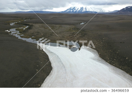 冰島的溶雪小溪空拍 36496659
