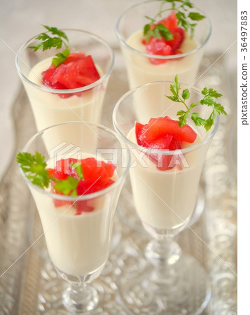 Panna cotta silver tray of red ball apple 36497883