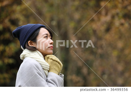 冬天在寒冷的戶外生存的女人 36499356