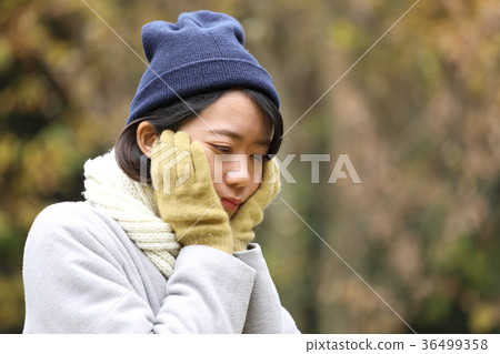 一個忍受冬天戶外寒冷的女人 36499358