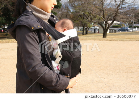 Hold the baby and go to the park 36500077