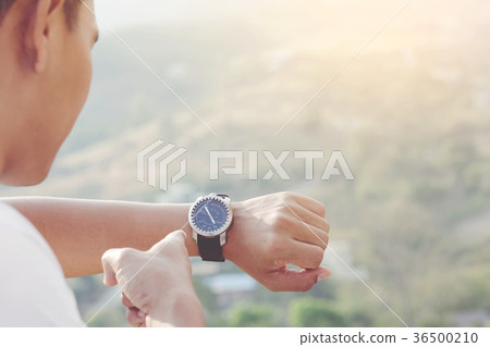 The young man looked at the watch   36500210