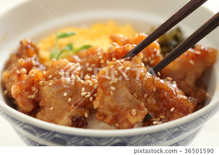 Sweet and spicy fried chicken and fried egg omelet 36501590