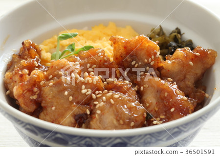 Sweet and spicy fried chicken and fried egg omelet 36501591