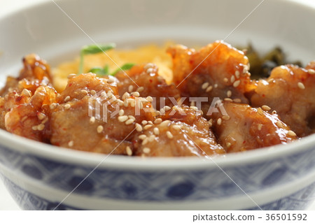 Sweet and spicy fried chicken and fried egg omelet 36501592