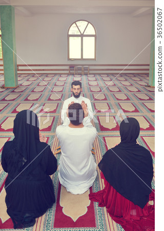 Muslim girl and the man marry by Muslim traditions 36502067