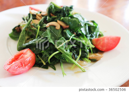 spinach salad dish 36502506