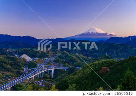 Shin-Tomei Expressway Shin-Shimizu JCT和Mt. Fuji黎明 36505512