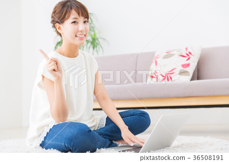 看便攜式計算機的婦女在屋子裡 36508191