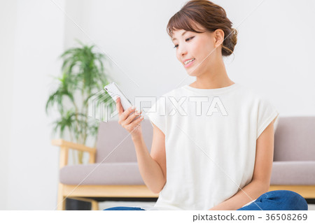 觀看智能手機的婦女 觀看智能手機的婦女 36508269