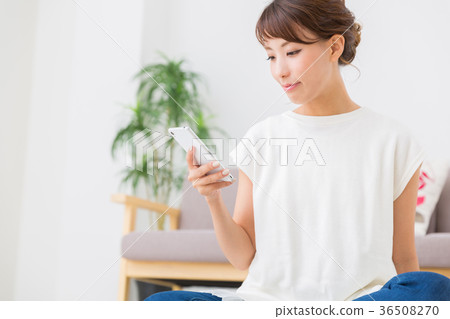 觀看智能手機的婦女 觀看智能手機的婦女 36508270