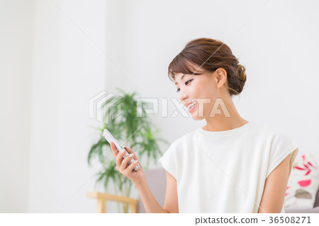 觀看智能手機的婦女 36508271