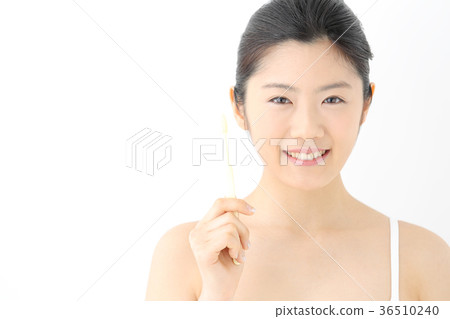 A young woman with a toothbrush 36510240