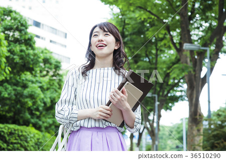 Female Business OL Commute 36510290