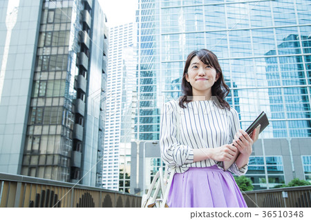 Female Business OL Commute 36510348