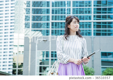 Female Business OL Commute 36510357