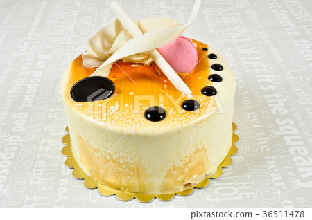 Yummy white cake 36511478