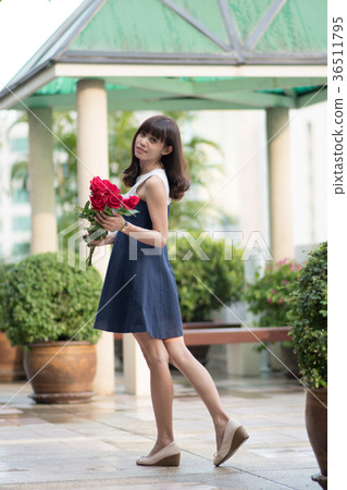 少婦玫瑰花束 36511795