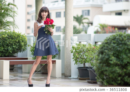 Young woman roses bouquet 36511808