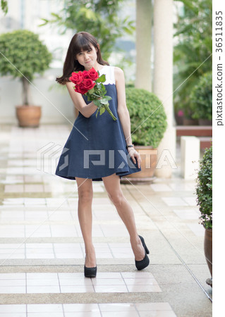 Young woman roses bouquet 36511835