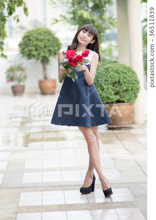 Young woman roses bouquet Young woman roses bouquet 36511839