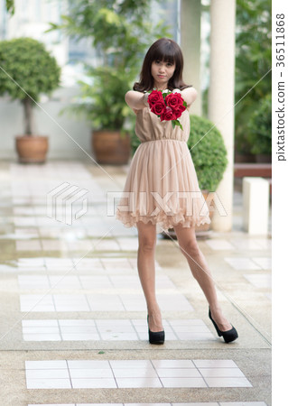 Young woman roses bouquet Young woman roses bouquet 36511868