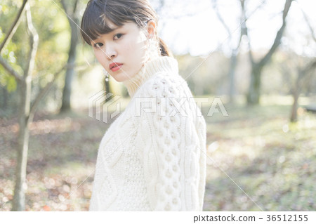 一個女人在森林裡 一個女人在森林裡 36512155