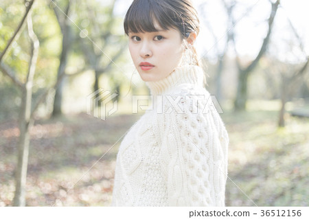 一個女人在森林裡 36512156