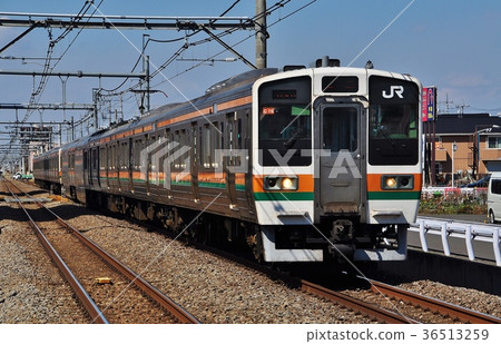 211 series ordinary trains passing Kitakamio Station 36513259