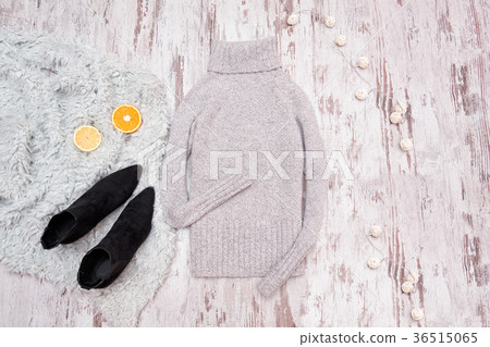 Gray sweater and black shoes 36515065