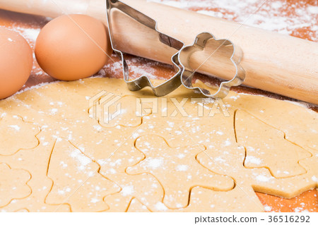 The process of baking homemade cookies. 36516292