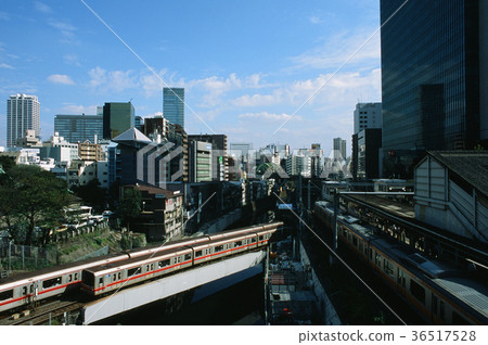 Looking towards Akihabara from Ochanomizu Seibashi 36517528
