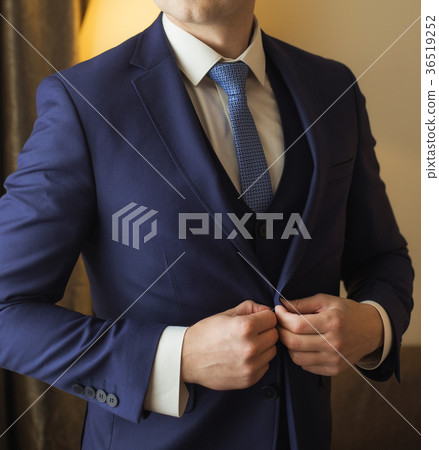man getting ready for formal event man getting ready for formal event 36519252