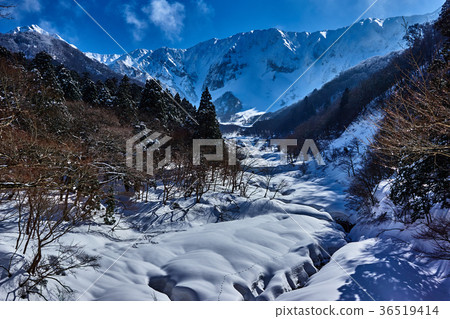 Great winter north wall of the winter and riverbank 36519414