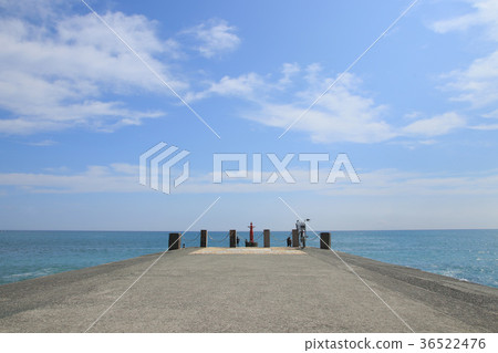 Blue sky breakwater on the seaside Blue sky breakwater on the seaside 36522476