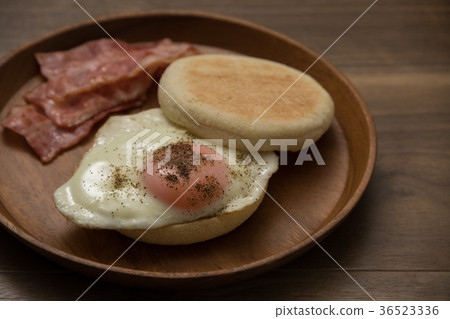 Fried egg and English muffin 36523336
