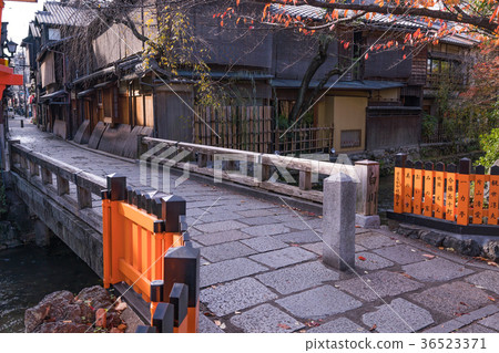日本的秋天京都祗園柏木和傳統建築 36523371