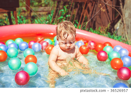 the child in the outdoor pool 36526957