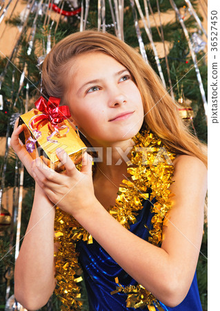 圖庫照片: happy beautiful teenager girls shaking their