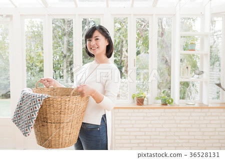 有洗衣籃的少婦 36528131