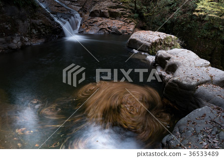 Akameshi 48 waterfall and colored leaves 36533489
