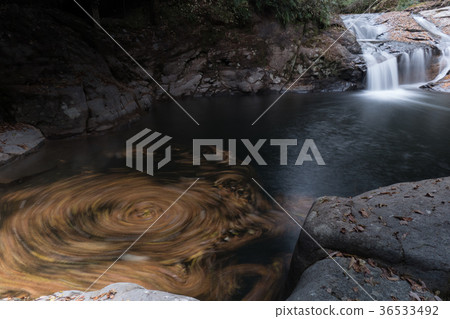 Akameshi 48 waterfall and colored leaves 36533492