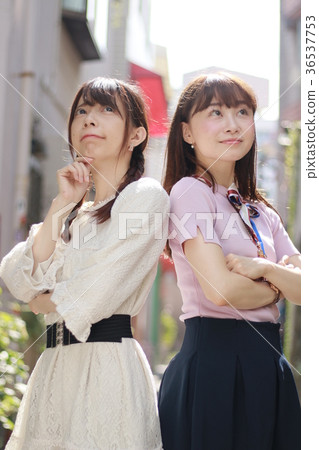 Two young people thinking in the city 36537753