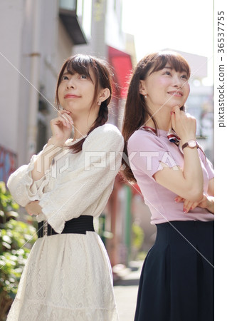 Two young people thinking in the city 36537755