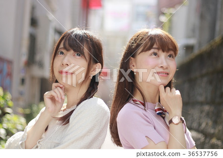 Two young people thinking in the city 36537756