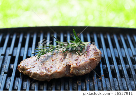 Grilled beef steak with rosemary 36537911