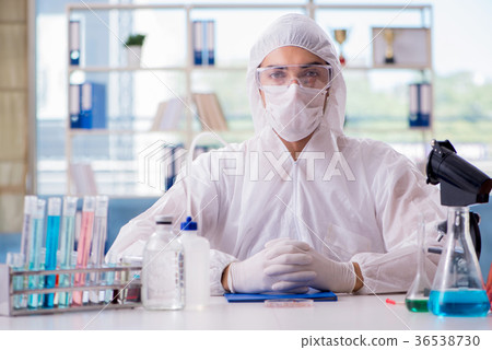 Chemist working in the lab 36538730