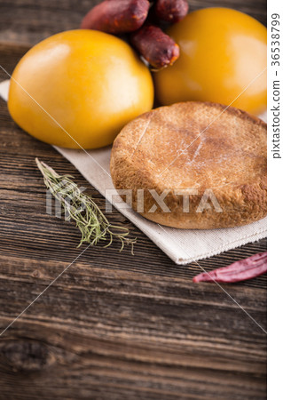 Homemade sheep and cow's cheese 36538799