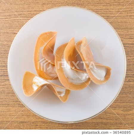 Thai Crispy Pancake with Cream and Fios de Ovos 36540895