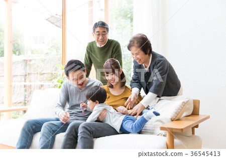 Family 3 generations 36545413